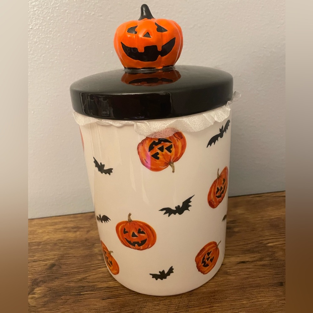 Halloween Canister With Pumpkins And Bats And Jack-O-Lantern On Lid NEW